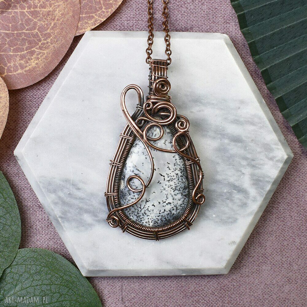 Miedziany wisiorek Wire Wrapping z opalem dendrytycznym - ręcznie robiony