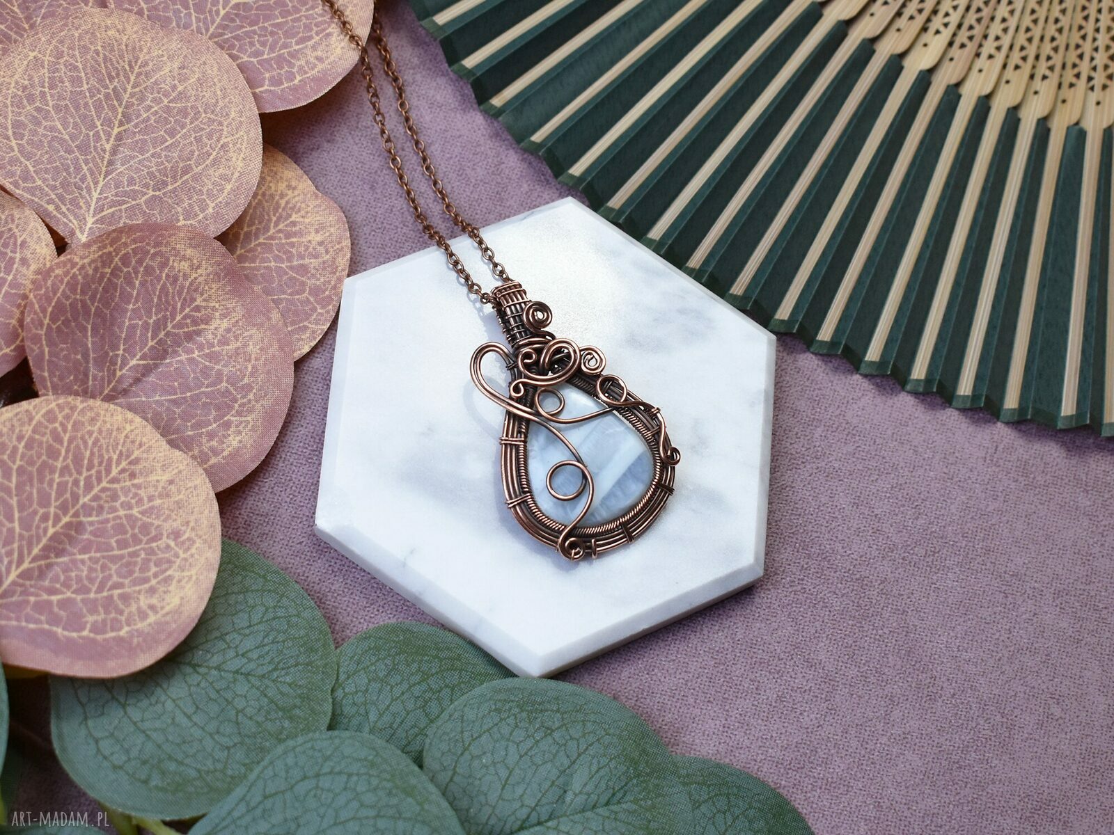 Miedziany wisiorek z opalem w technice wire wrapping ręcznie robiony