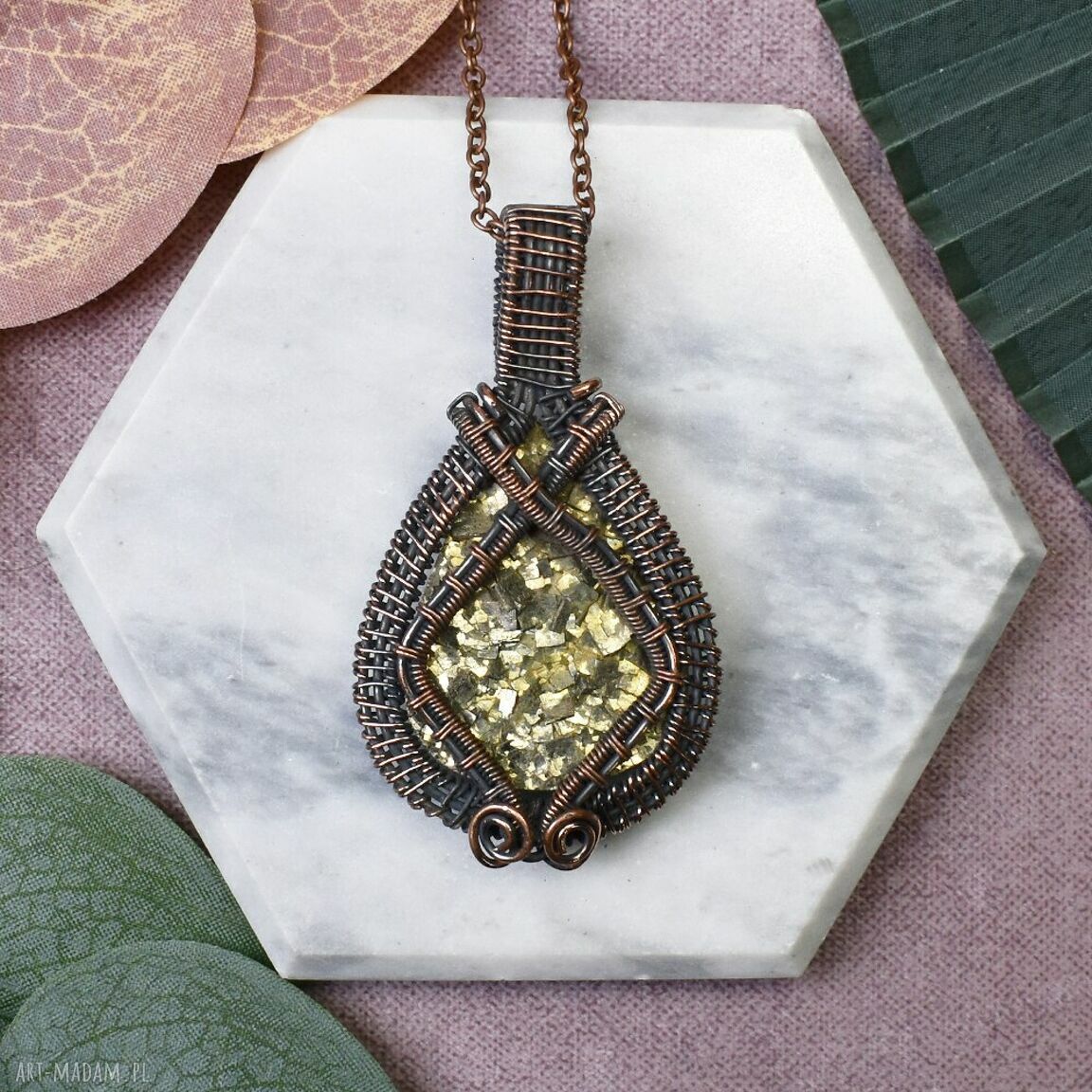 Miedziany wisiorek z pirytem wire wrapping boho (surowy kamień) #461