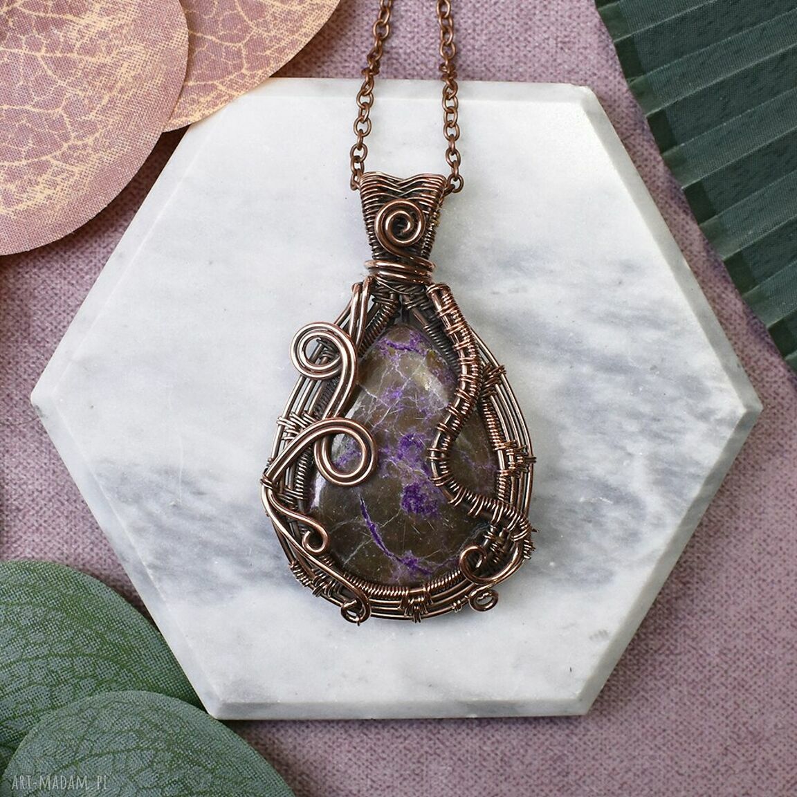 Miedziany wisiorek wire wrapping z purpurytem - fioletowy kamień, ręczne wykonanie