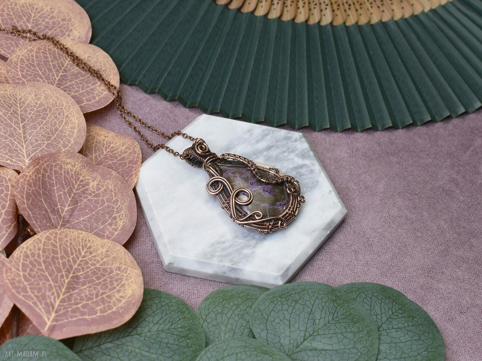 Miedziany wisiorek wire wrapping z purpurytem fioletowy kamień, ręczne wykonanie