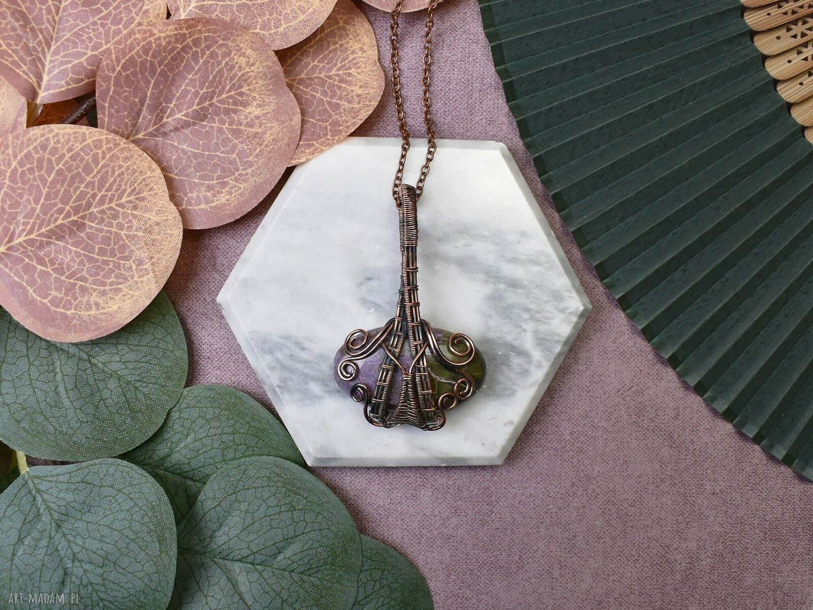 Miedziany wisiorek wire wrapping z purpurytem fioletowy amulet na kreatywność
