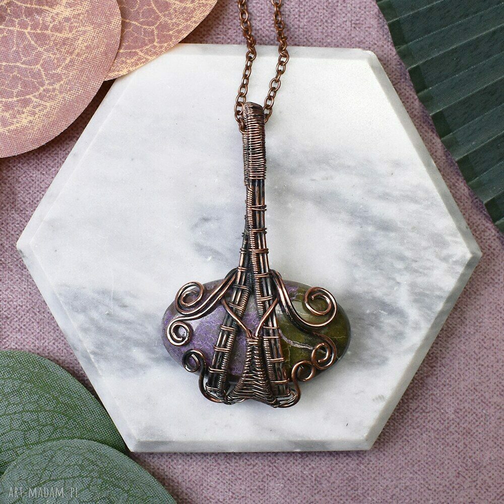 Miedziany wisiorek wire wrapping z purpurytem - fioletowy amulet na kreatywność