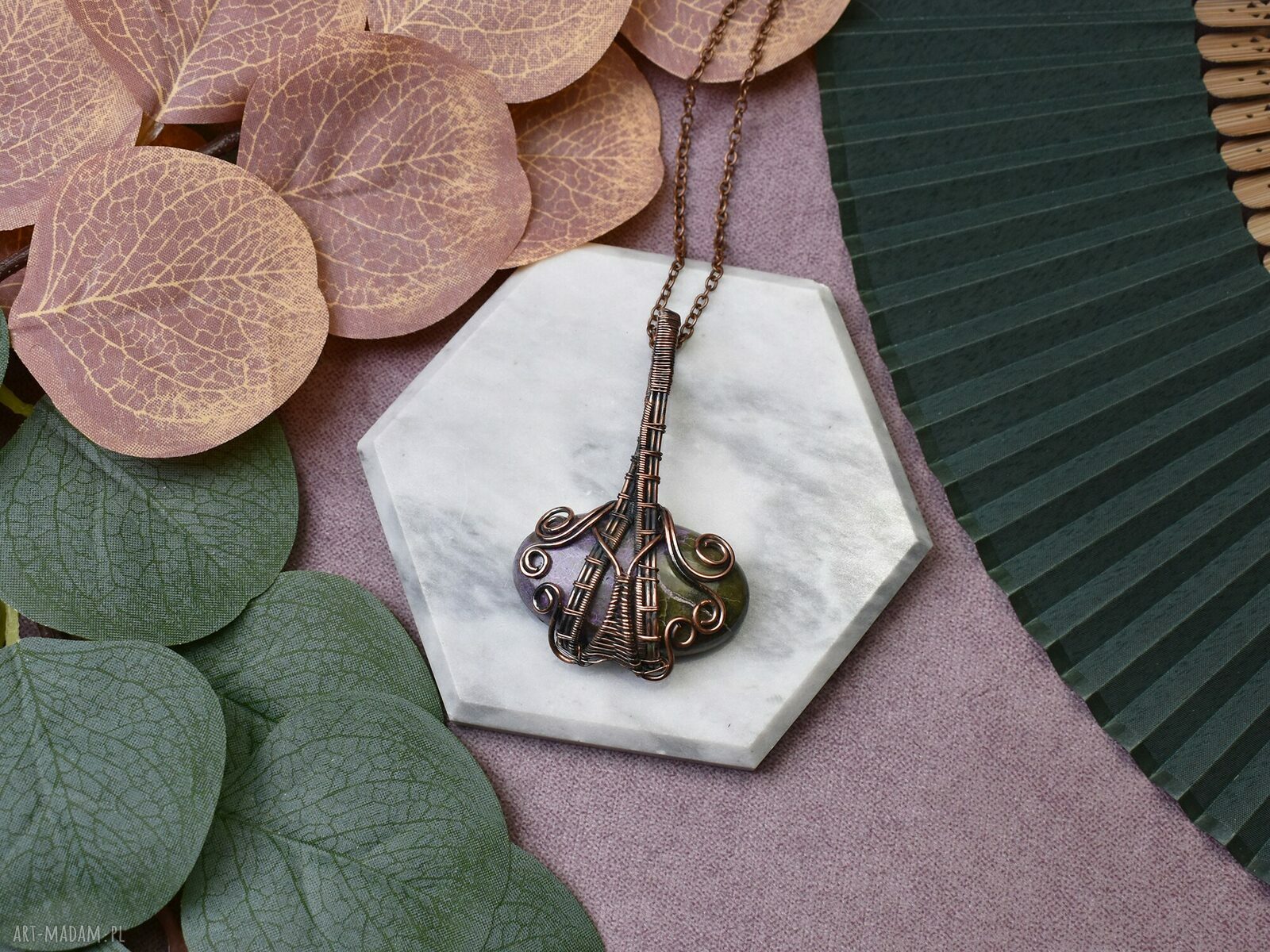 Miedziany wisiorek wire wrapping z purpurytem fioletowy amulet na kreatywność