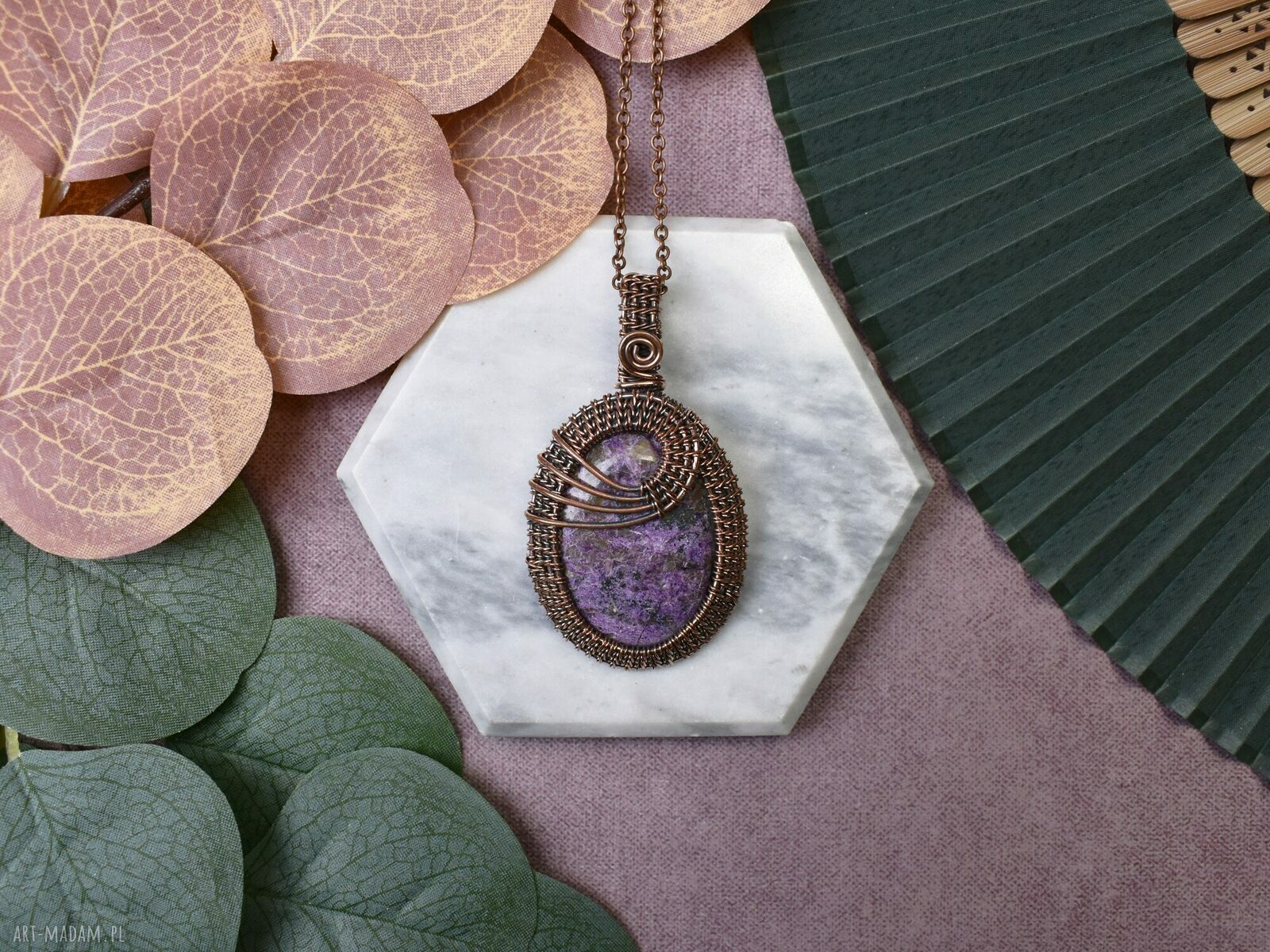 Miedziany wisiorek z fioletowym kamieniem boho wire wrap ręcznie robiony