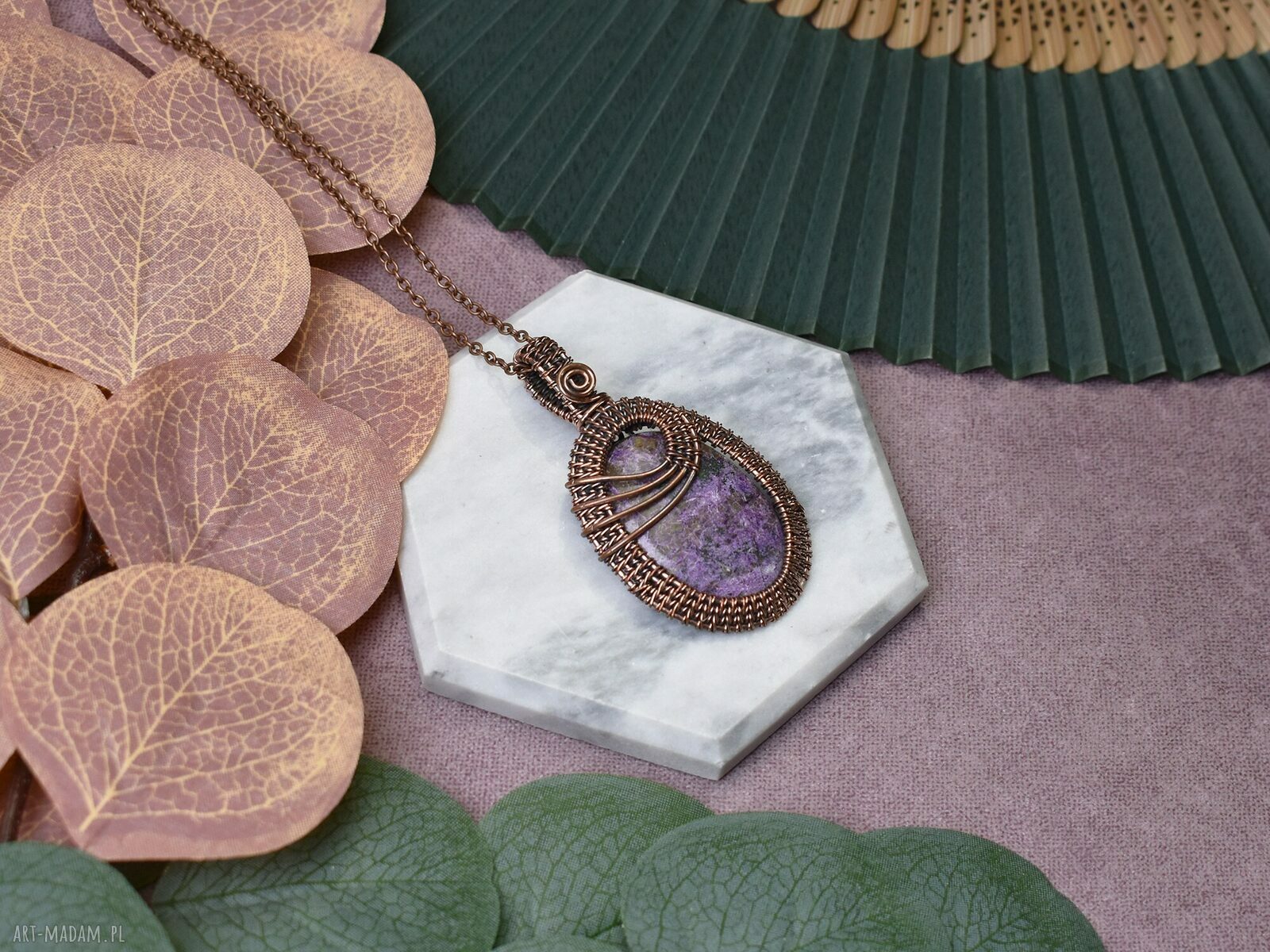 Miedziany wisiorek z fioletowym kamieniem boho wire wrap ręcznie robiony