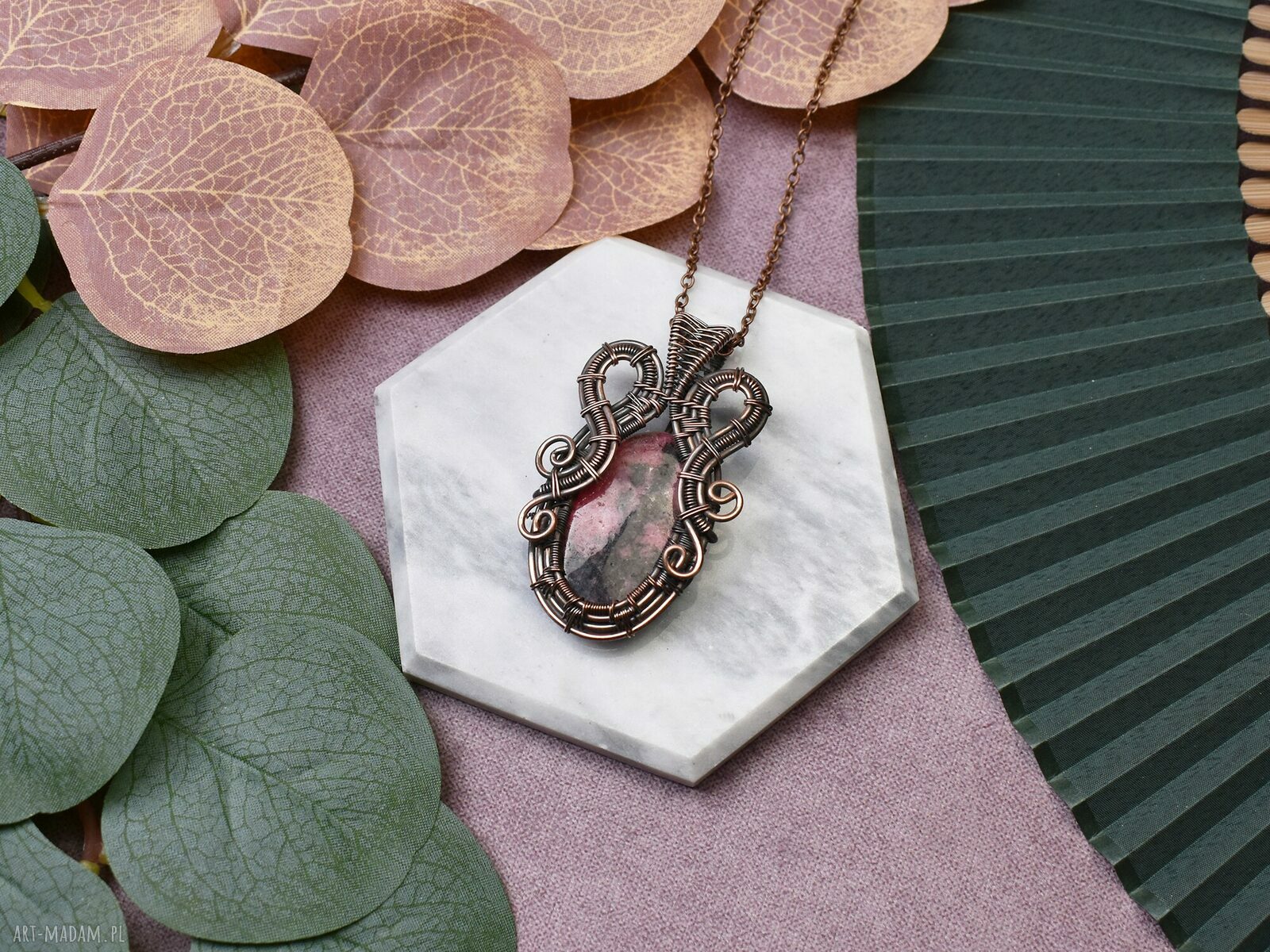 Różowy rodonit miedziany wisiorek wire wrapping