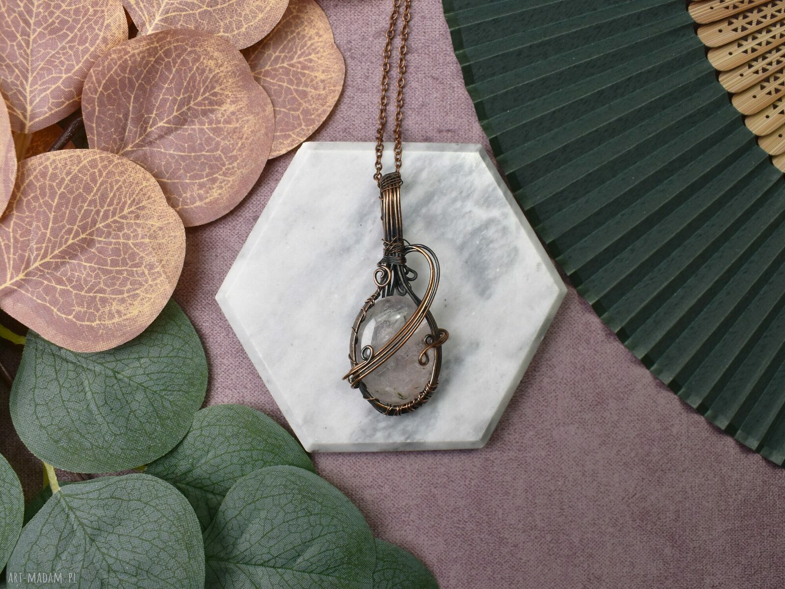 Miedziany wisiorek z różowym kwarcem wire wrapping ręcznie robiony