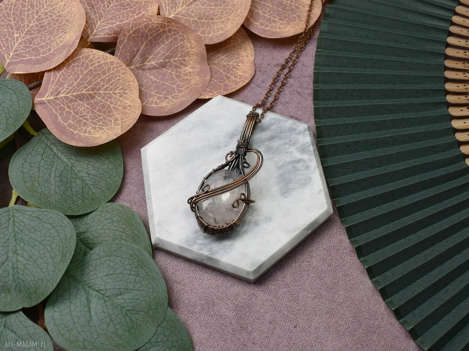 Miedziany wisiorek z różowym kwarcem wire wrapping ręcznie robiony