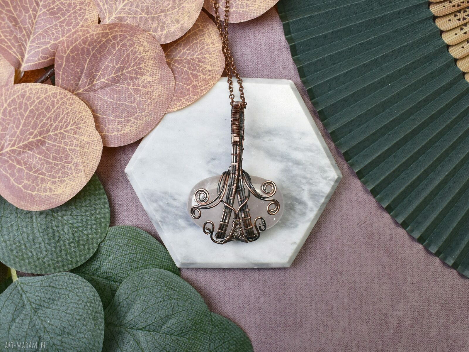 Miedziany wisiorek Wire z kamieniem naturalnym ręcznie robiony amulet