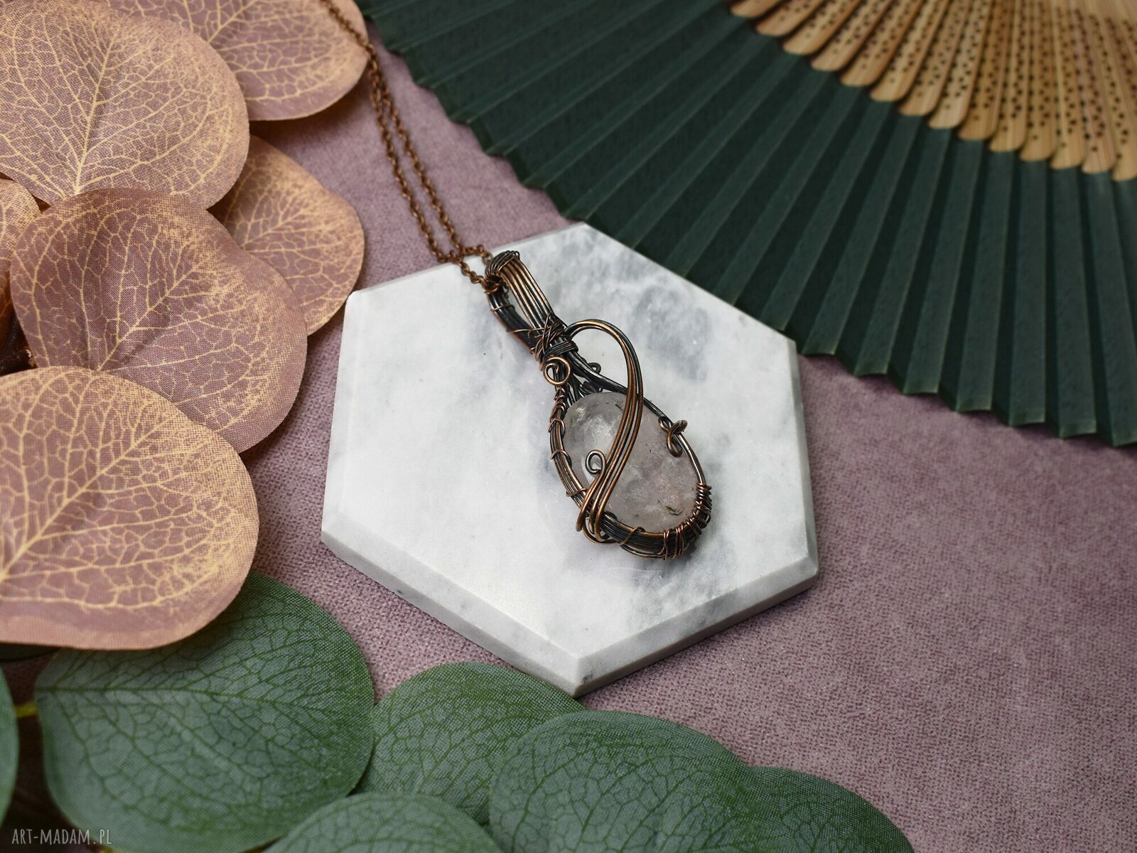 Miedziany wisiorek z różowym kwarcem wire wrapping ręcznie robiony
