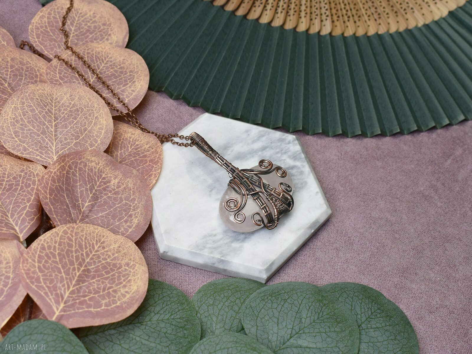 Miedziany wisiorek Wire z kamieniem naturalnym ręcznie robiony amulet