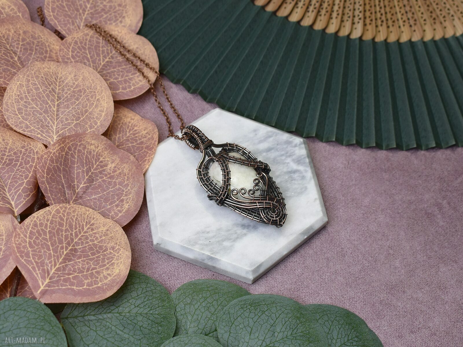 Miedziany wisiorek Wire Wrapping z serafinitem Aqua ręcznie robiony