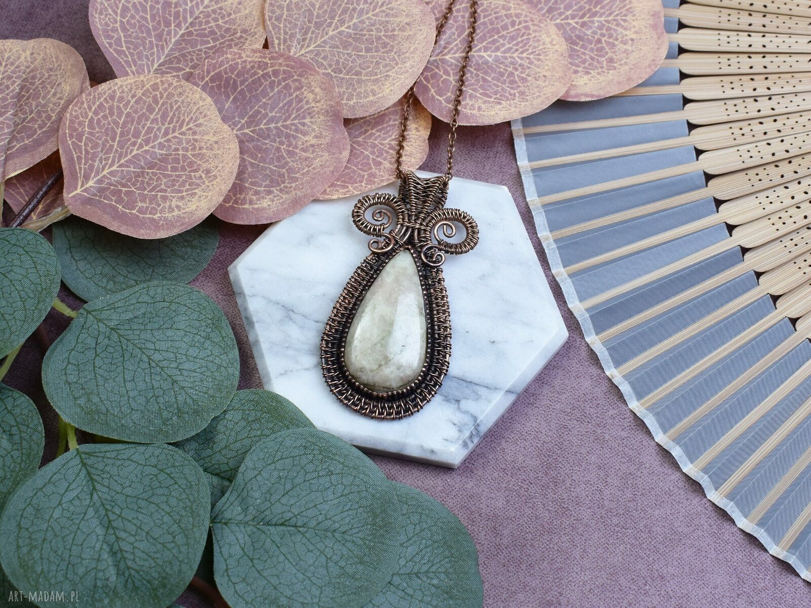 Miedziany wisiorek Wire Wrapping z serafinitem Spirit of Copper