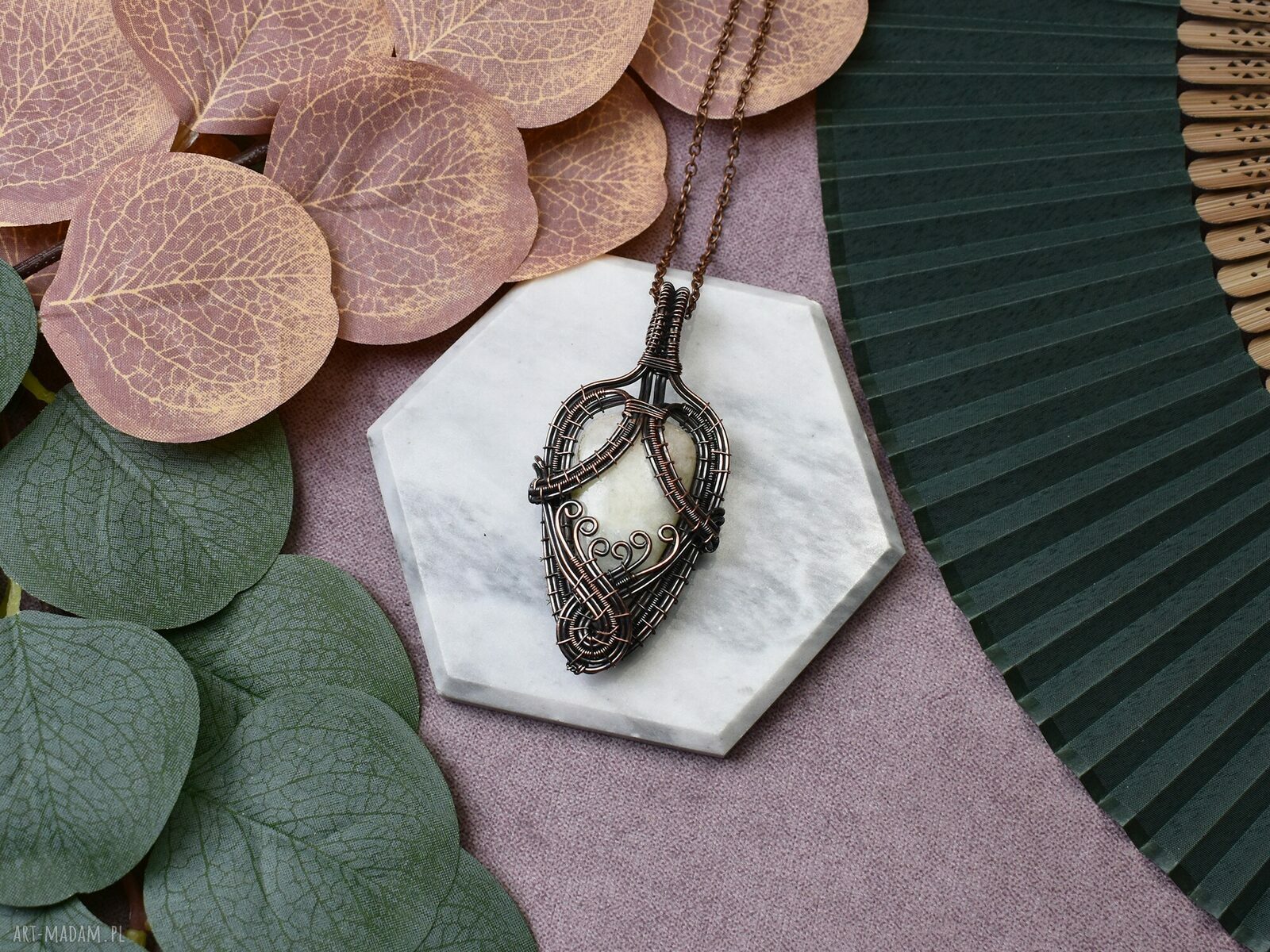 Miedziany wisiorek Wire Wrapping z serafinitem Aqua ręcznie robiony