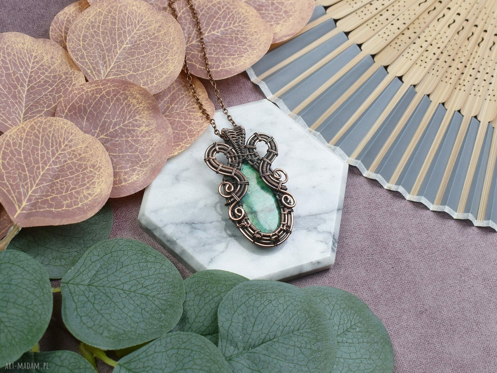 Miedziany wisiorek wire wrapping z szatukitem rękodzieło #527