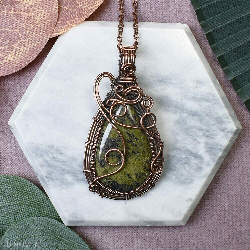 Miedziany wisiorek wire wrapping z zielonym jaspisem - ręcznie robiony