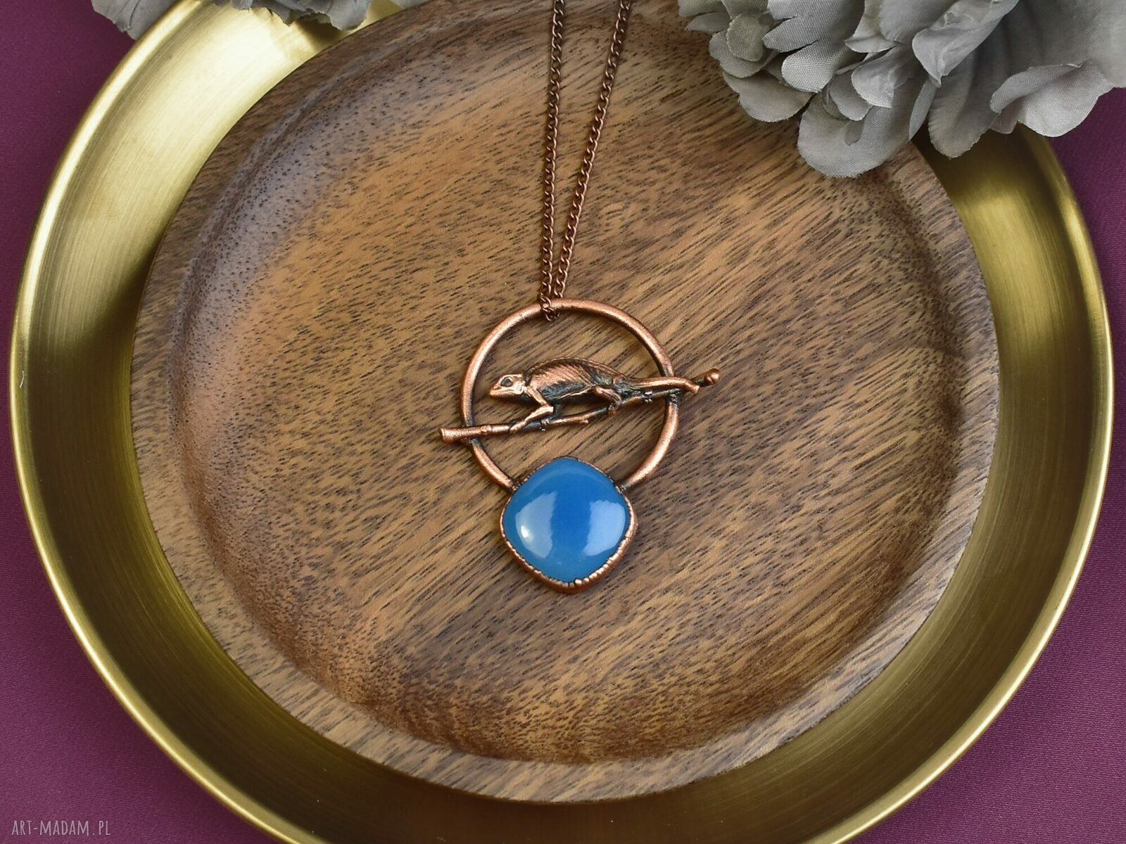 Miedziany wisiorek z chalcedonem i kameleonem boho rękodzieło