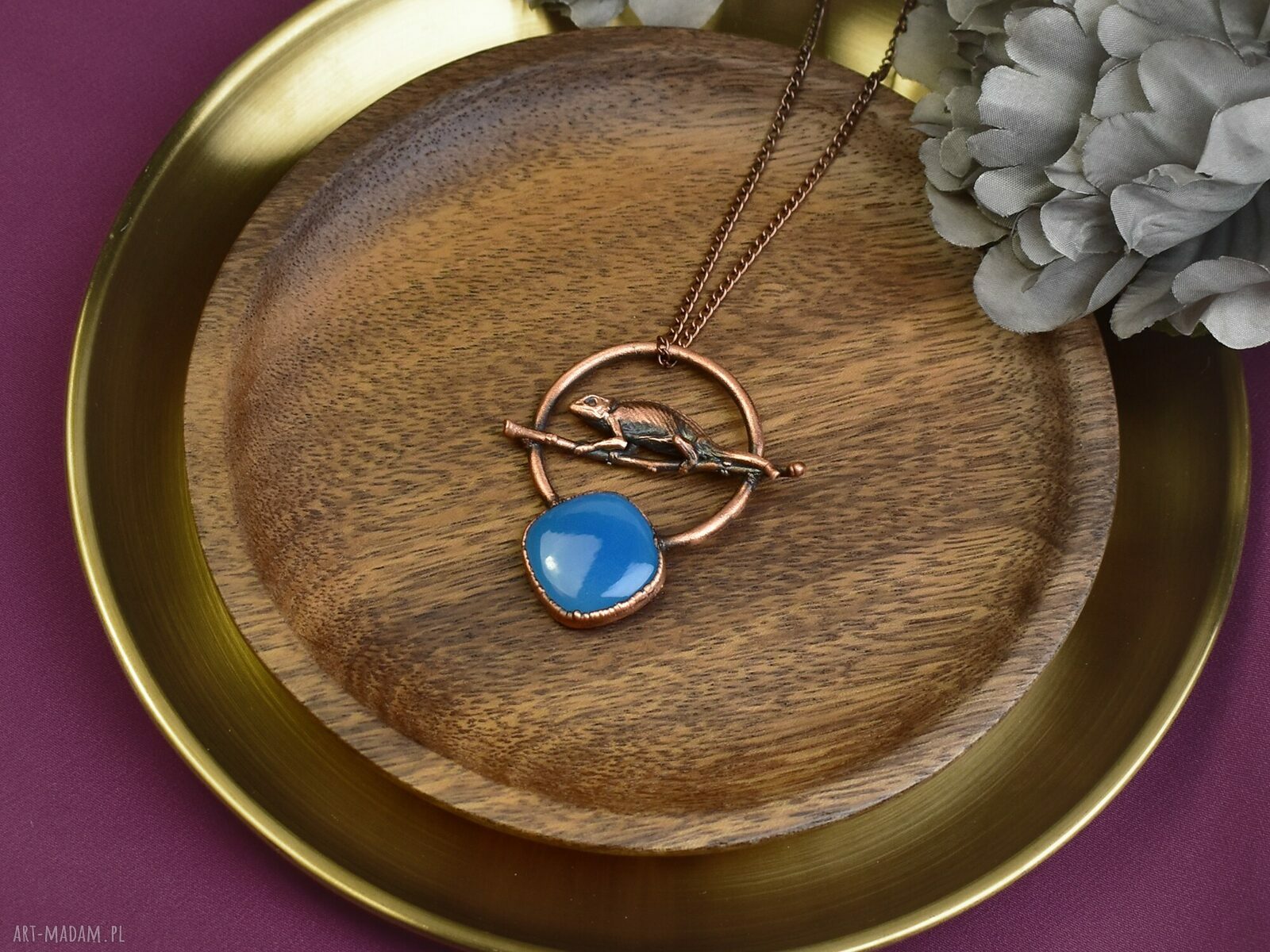 Miedziany wisiorek z chalcedonem i kameleonem boho rękodzieło