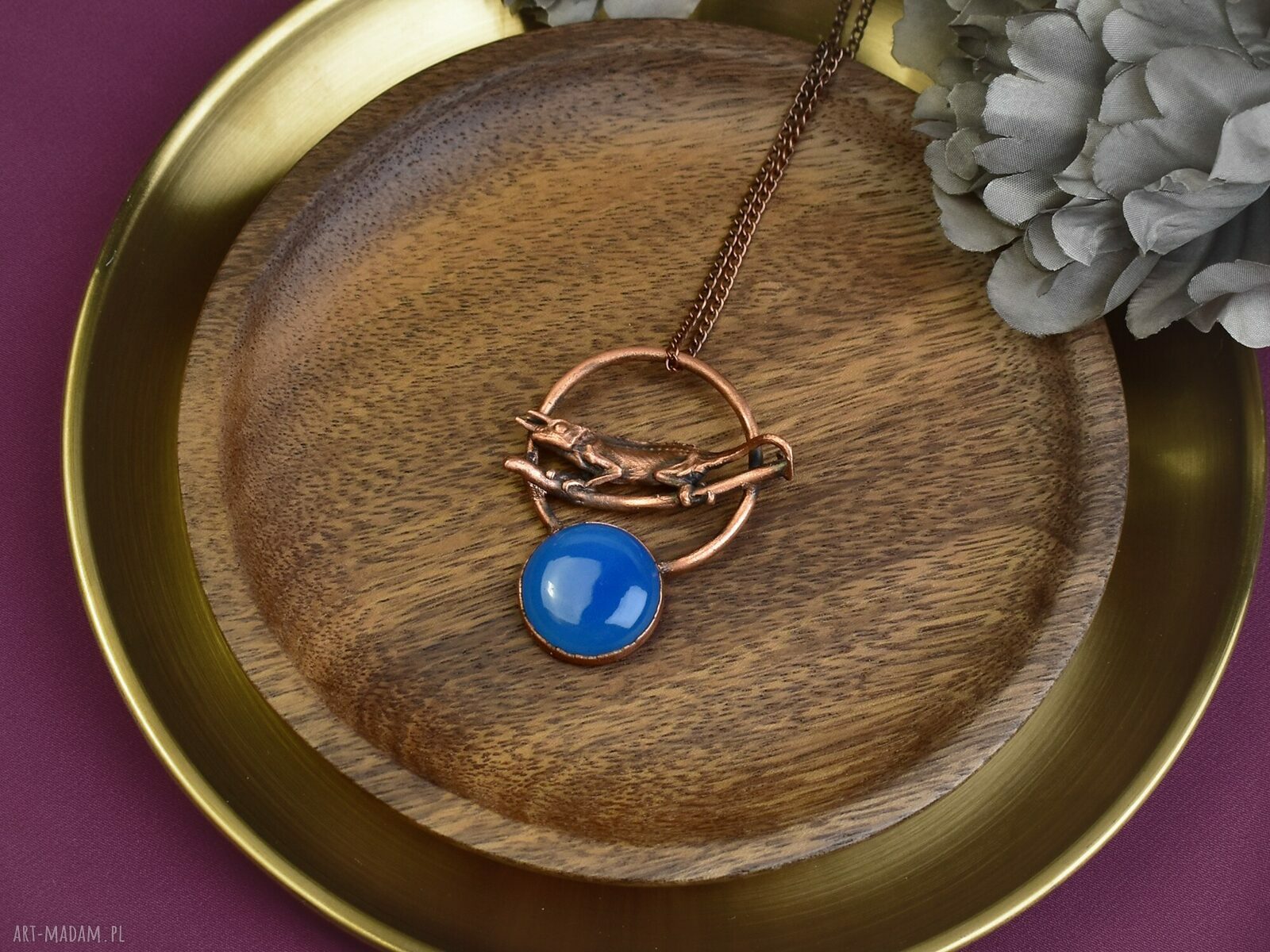 Miedziany wisiorek z chalcedonem i kameleonem amulet na prezent