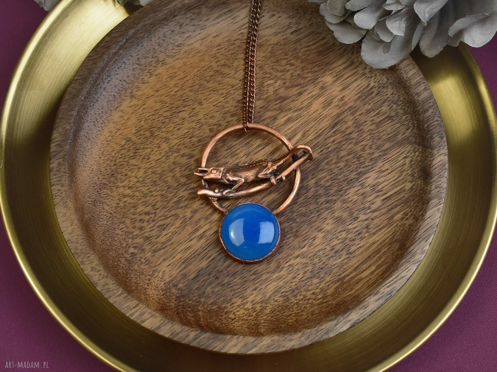 Miedziany wisiorek z chalcedonem i kameleonem amulet na prezent