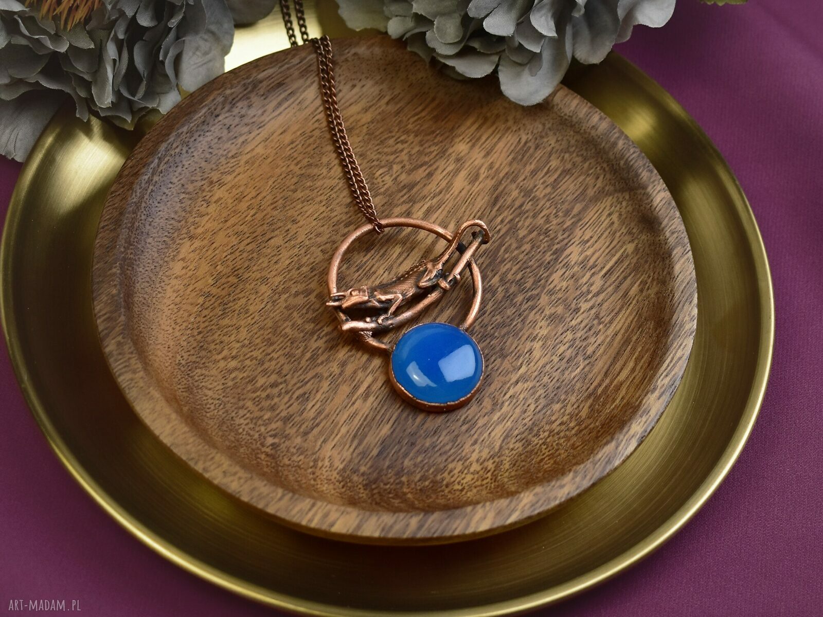 Miedziany wisiorek z chalcedonem i kameleonem amulet na prezent