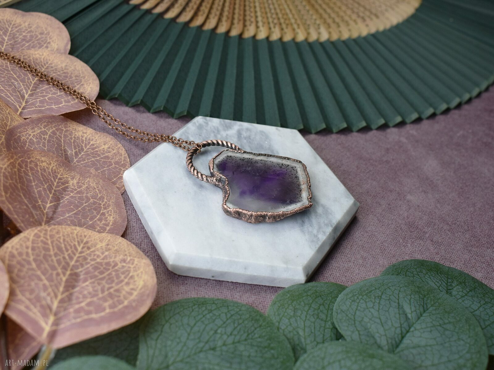 Ręcznie robiony miedziany wisiorek boho z plastrem ametystu #321 amulet wiedźmy
