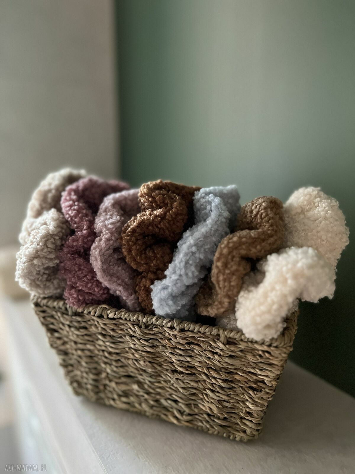 Miękka, puszysta scrunchie BRAZOWA z materiału teddy - ręczne wykonanie