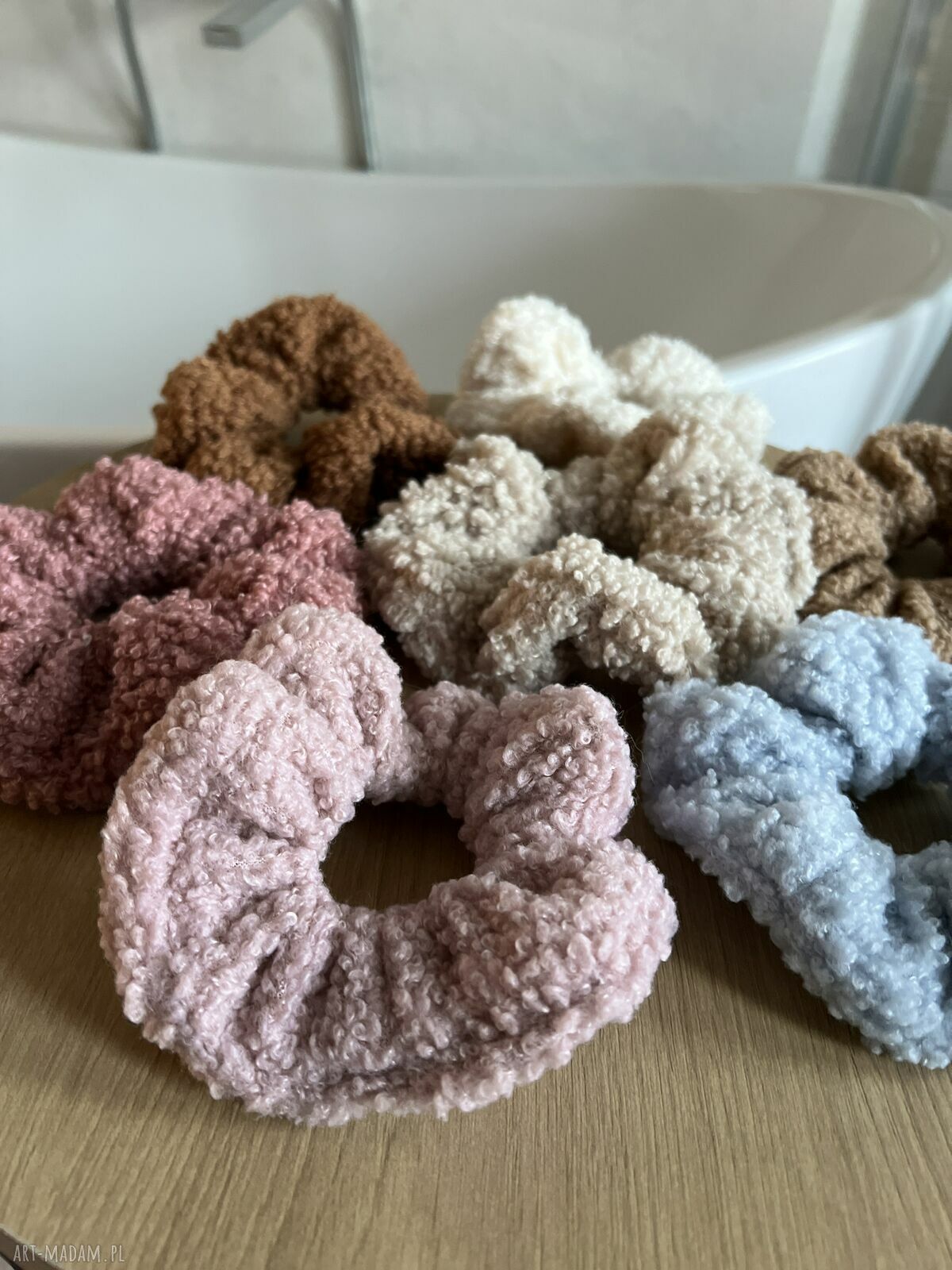 Miękka kremowa gumka scrunchie mini z baranka - ręcznie szyta