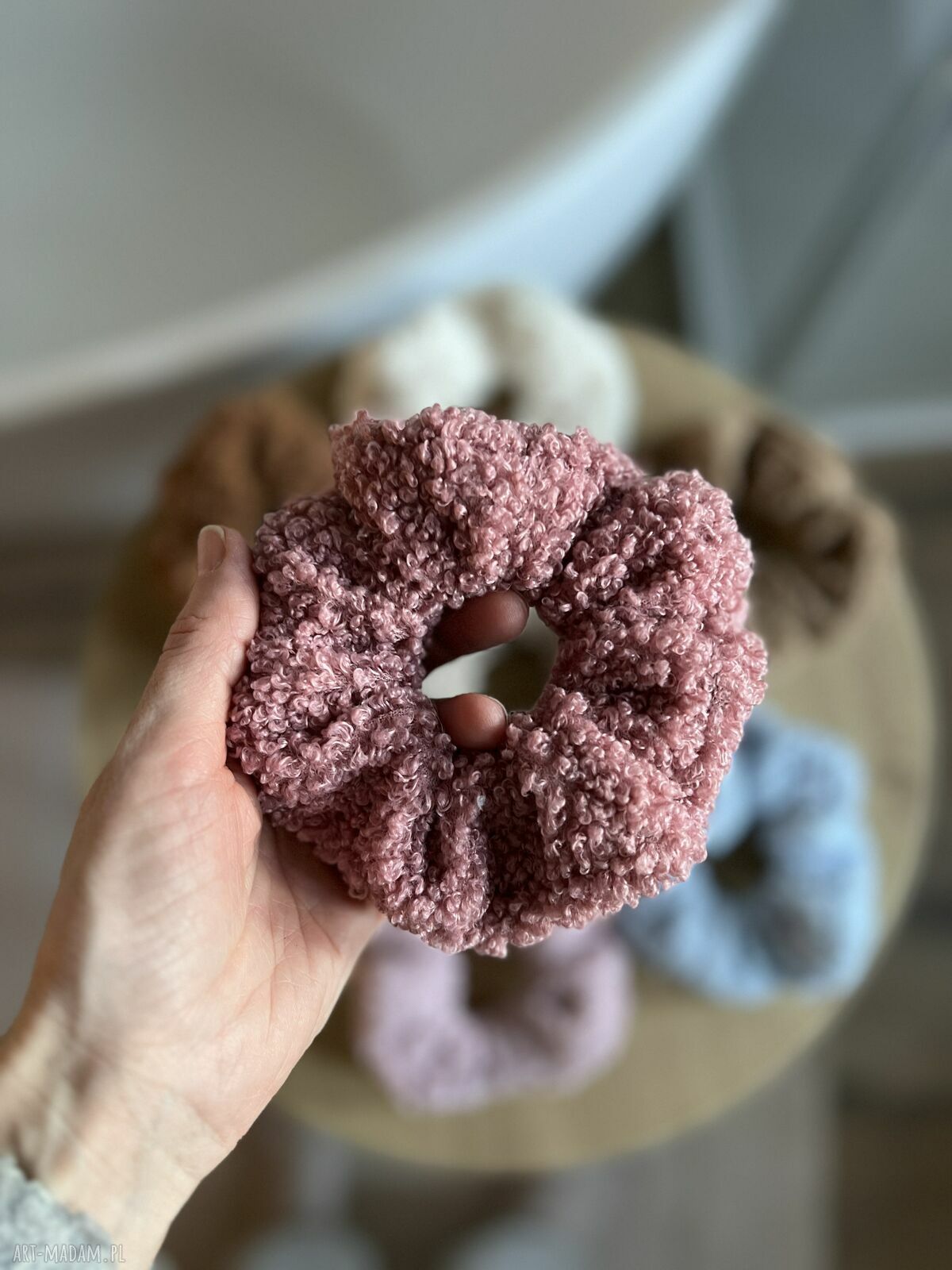 Miękka, puszysta gumka do włosów scrunchie różowa