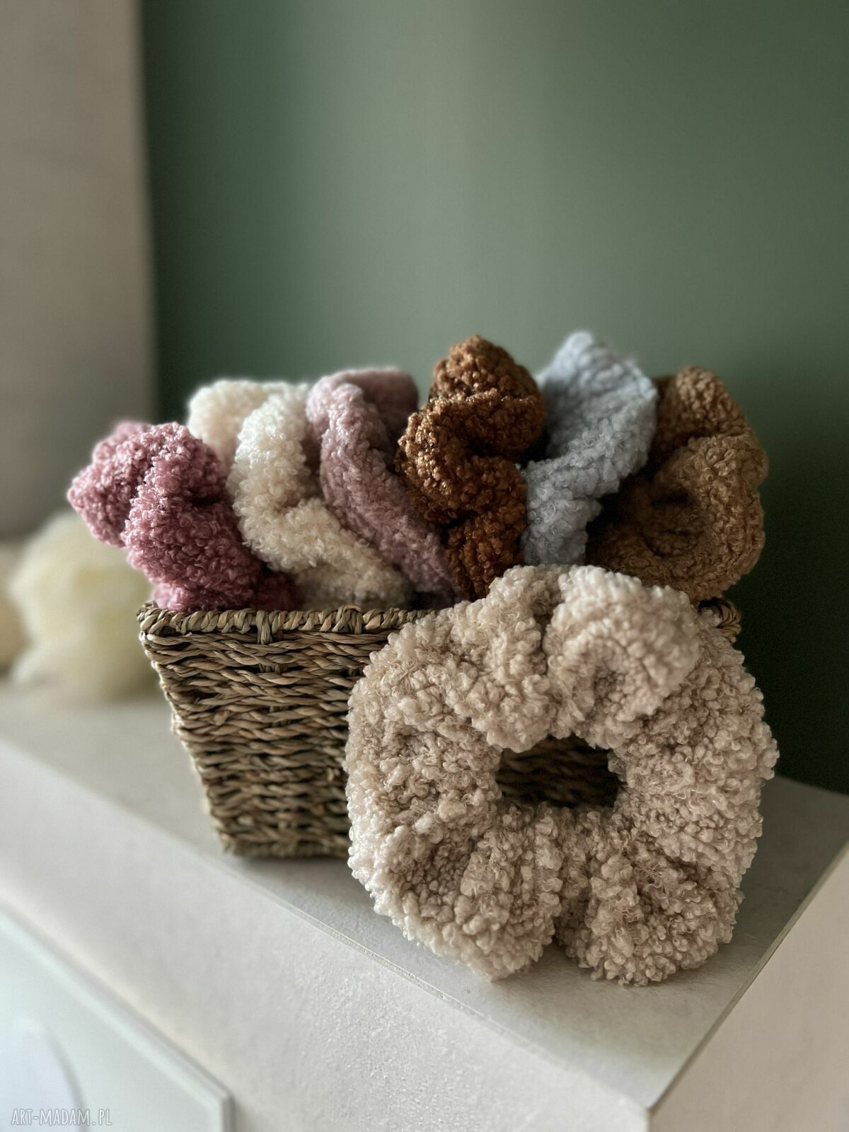 Miękka beżowa gumka do włosów scrunchie z baranka Teddy - ręczne szycie