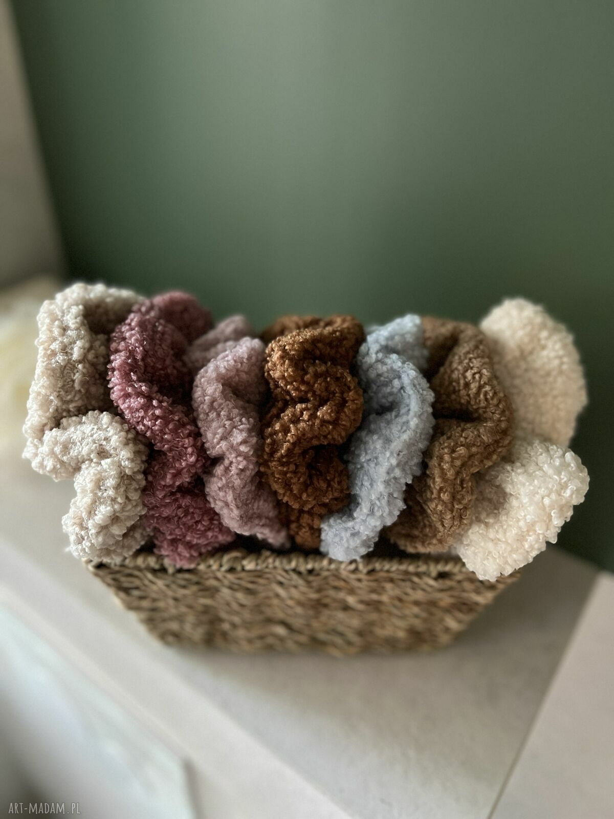 Miękka beżowa gumka do włosów scrunchie z baranka Teddy - ręczne szycie