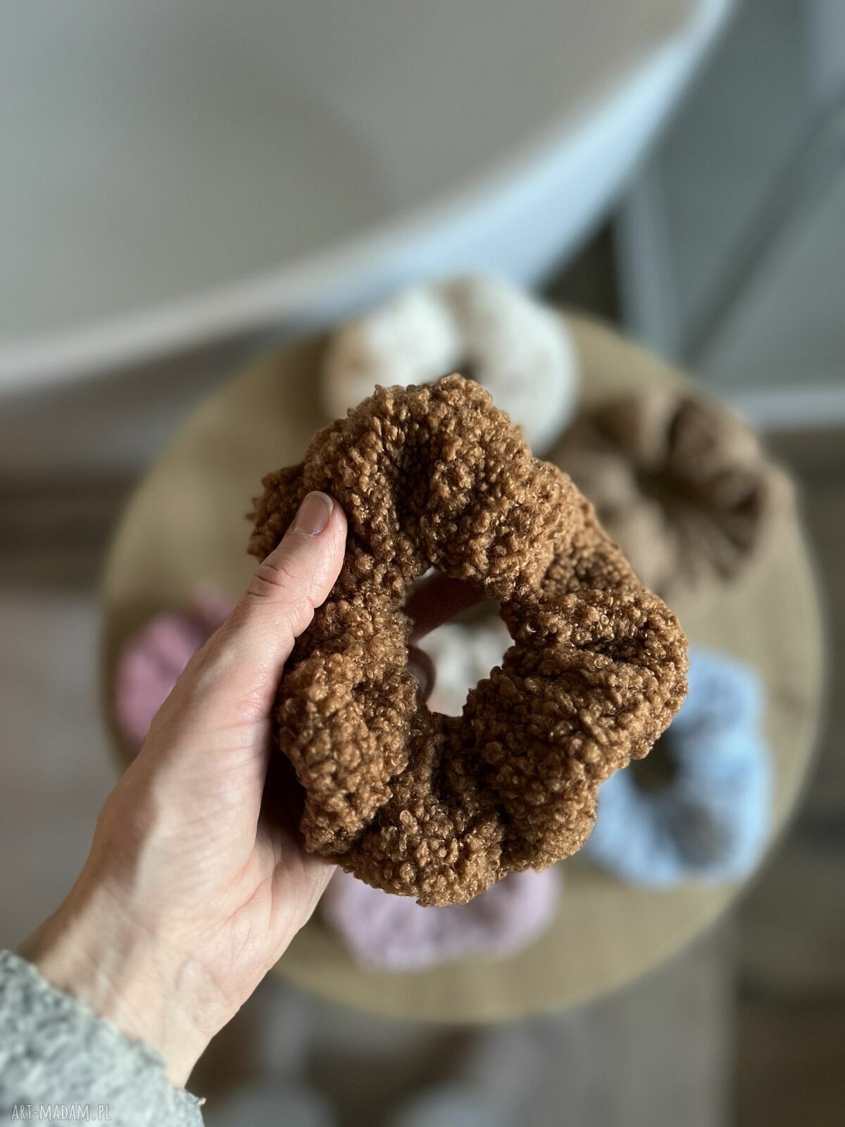 Miękka, puszysta scrunchie BRAZOWA z materiału teddy - ręczne wykonanie
