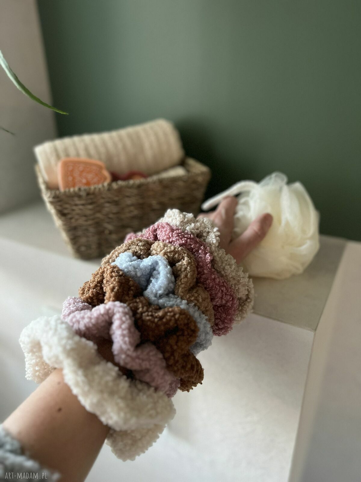 Miękka kremowa gumka scrunchie mini z baranka - ręcznie szyta