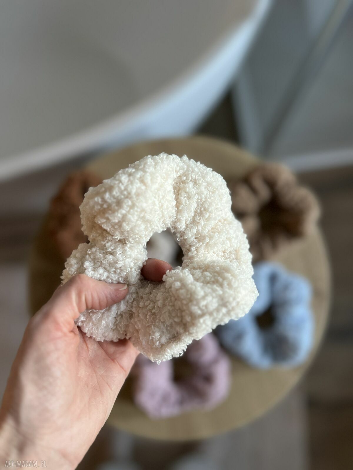 Miękka kremowa gumka scrunchie mini z baranka - ręcznie szyta