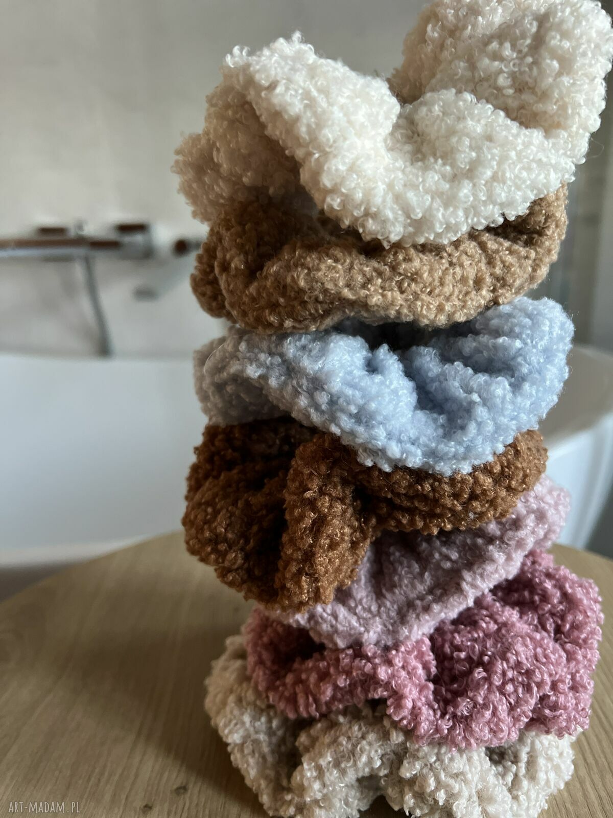 Miękka puszysta gumka do włosów scrunchie bladoróżowa - handmade