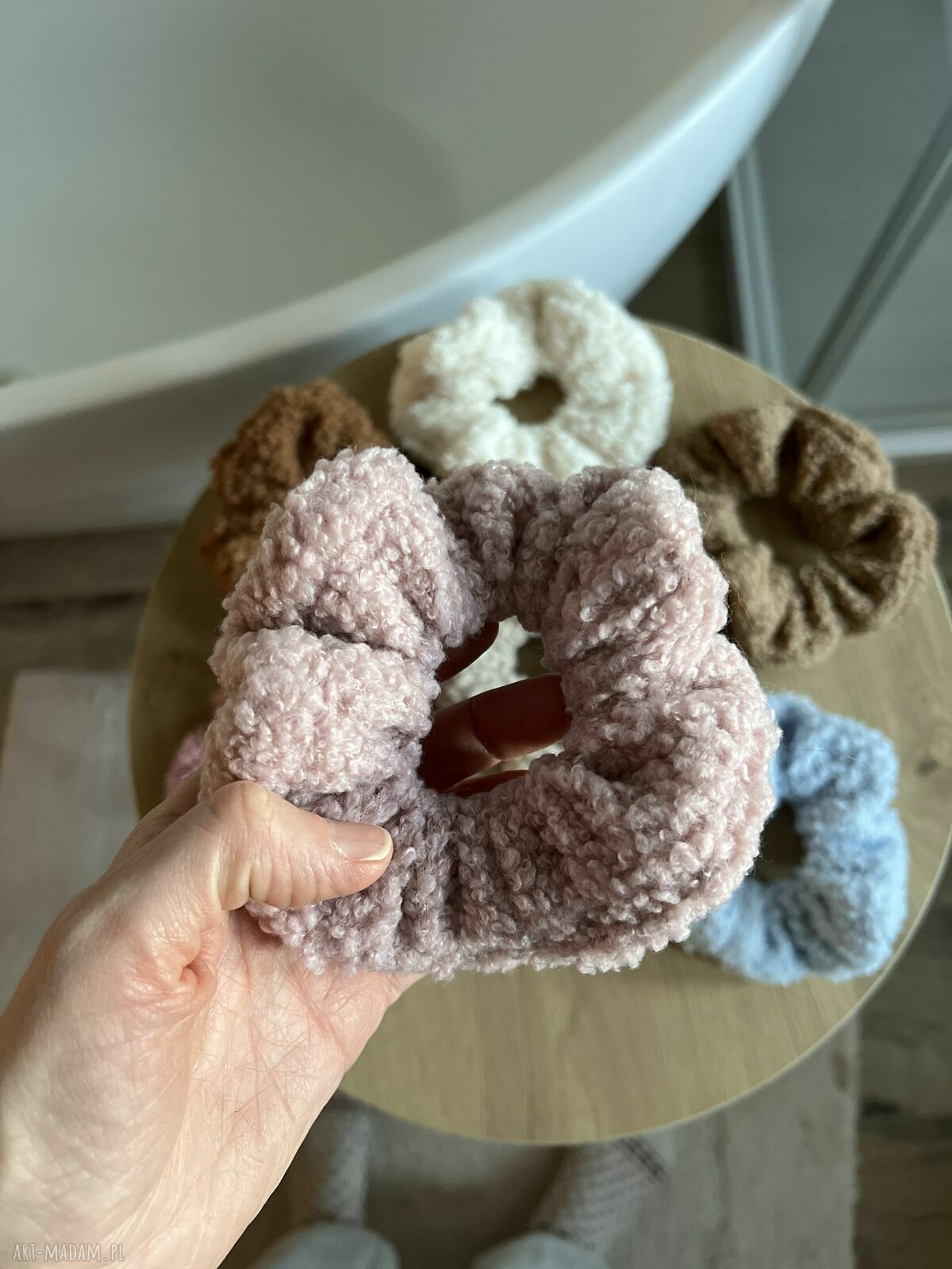 Miękka puszysta gumka do włosów scrunchie bladoróżowa - handmade