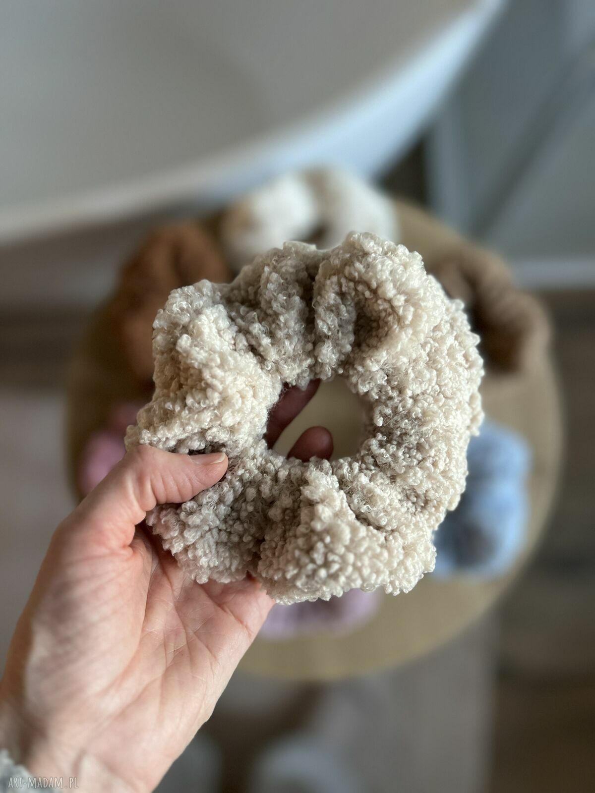 Miękka beżowa gumka do włosów scrunchie z baranka Teddy - ręczne szycie