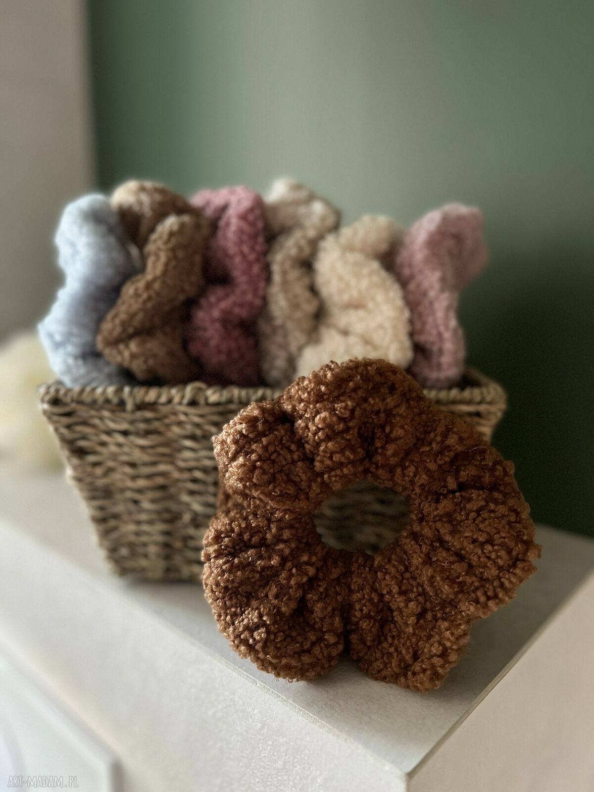 Miękka, puszysta scrunchie BRAZOWA z materiału teddy - ręczne wykonanie