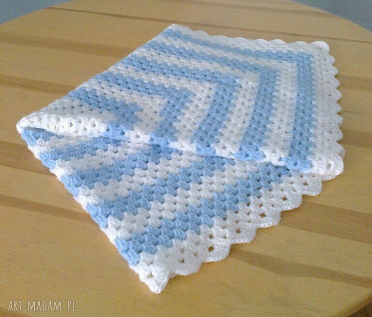 Miły kocyk 102x102 szydełkowany dla dziecka - niebiesko-biały