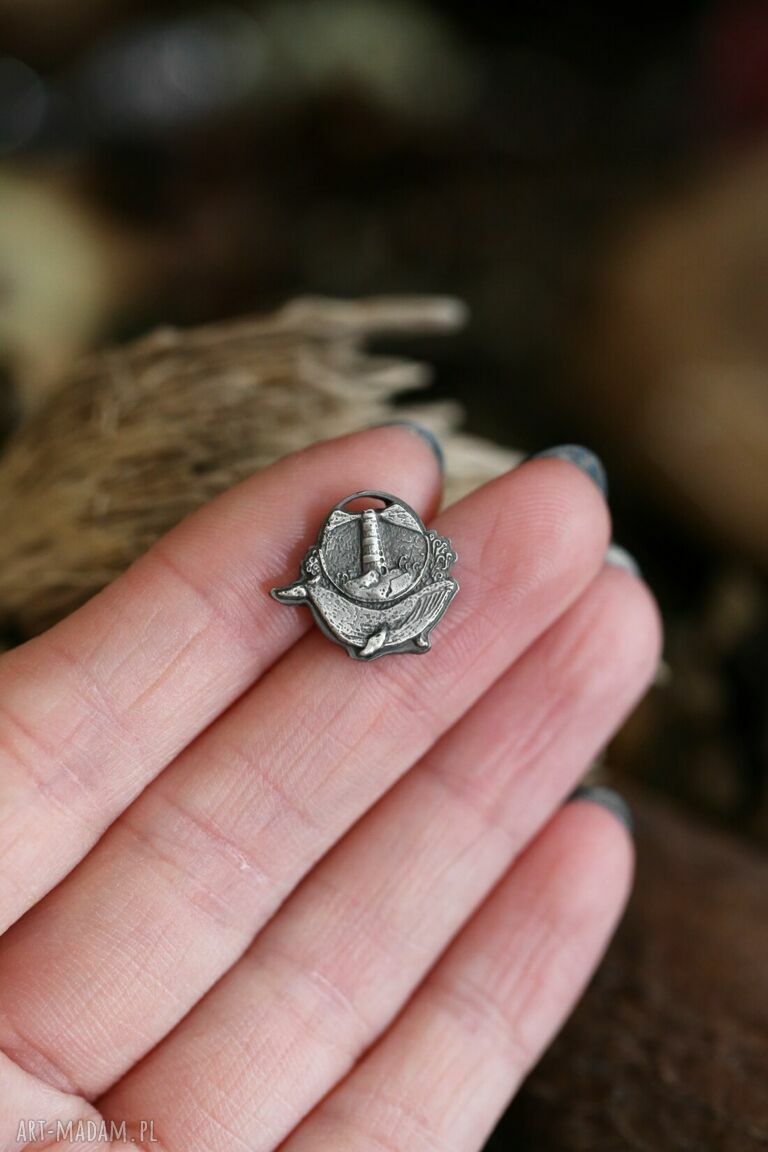 Wieloryb z latarnią - mini broszka ze srebra 925