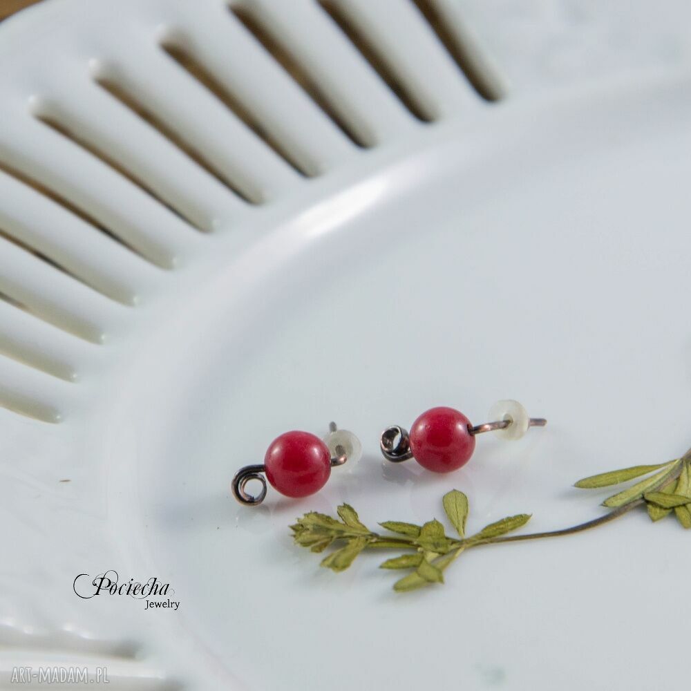 Mini jadeit red - kolczyki wkrętki z miedzi
