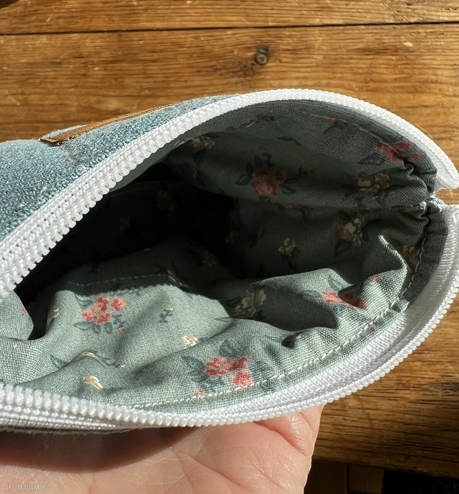 Mini lniana kosmetyczka w kolorze niebieskim - pikowany organizer do torebki