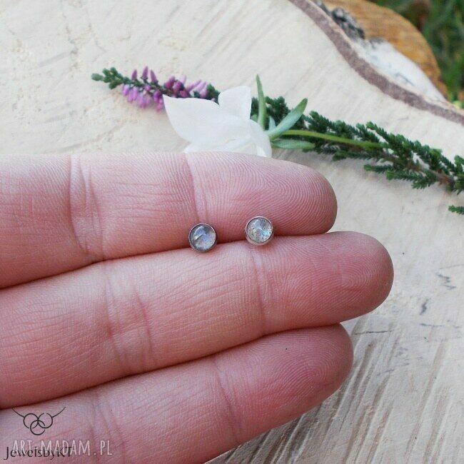 Mini kropki z labradorytem - kolczyki