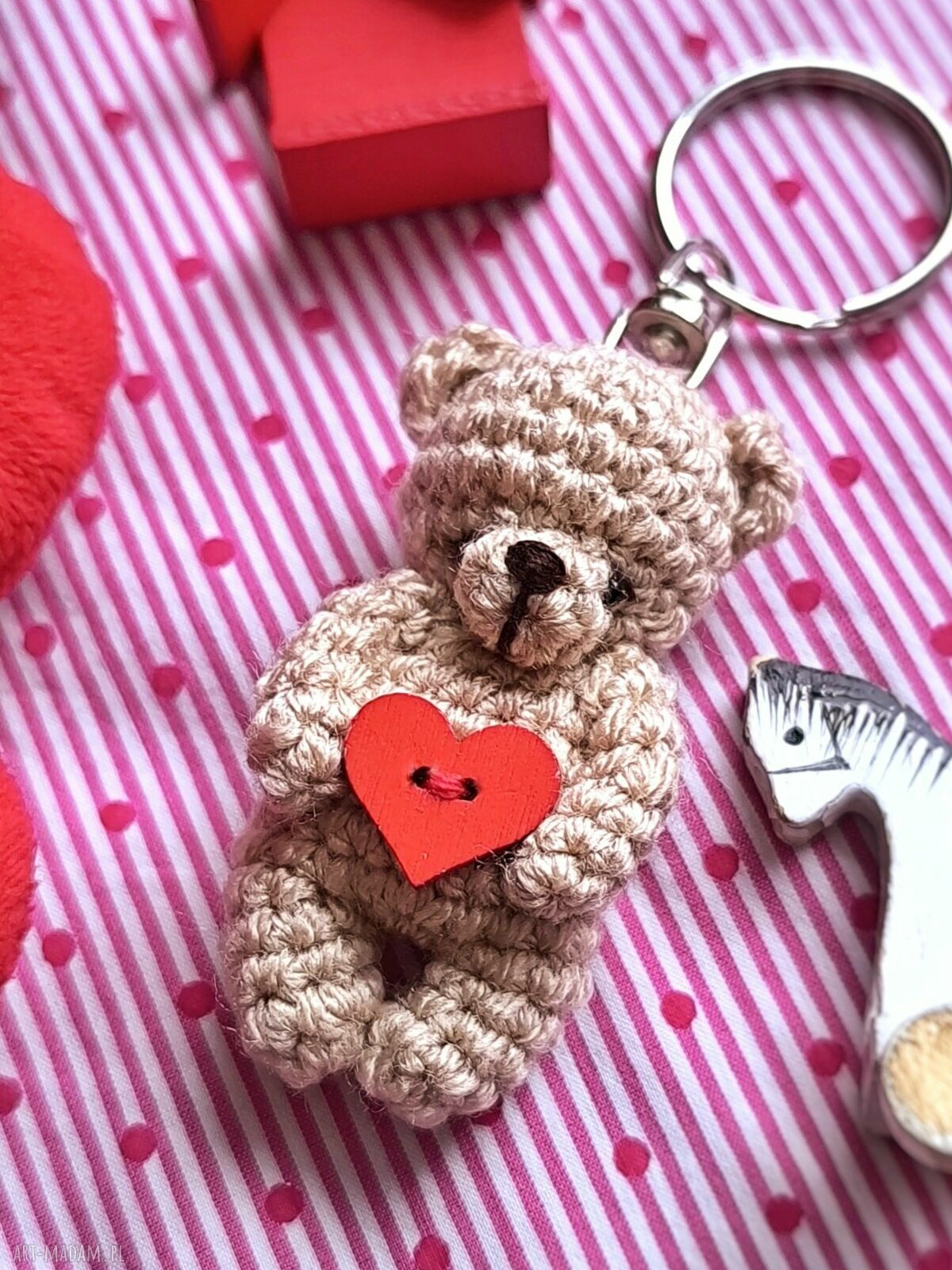 Mini miś breloczek z serduszkiem na Walentynki - ręcznie robiony i personalizowany