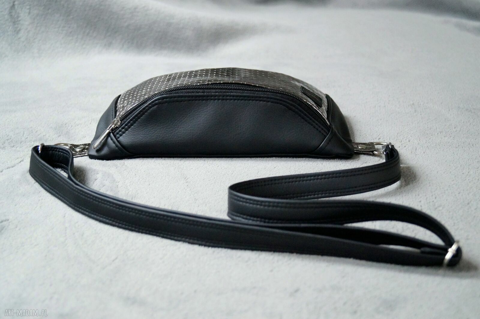 Mini nerka czarno-platynowa na telefon - wegańska saszetka handmade