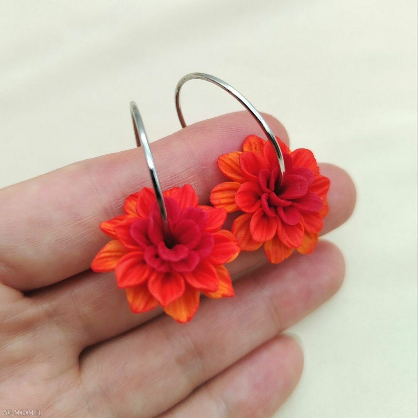 Miniaturowe kolczyki z daliami na kołach - kwiatowa biżuteria handmade