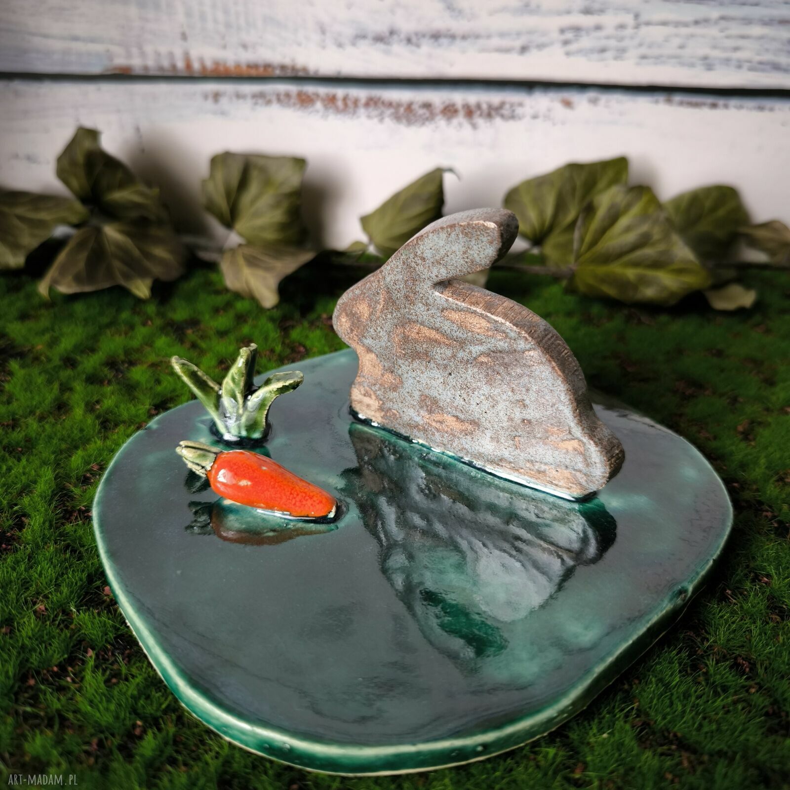 Zajączek z marchewką - ceramiczna miniatura ręcznie lepiona na Wielkanoc