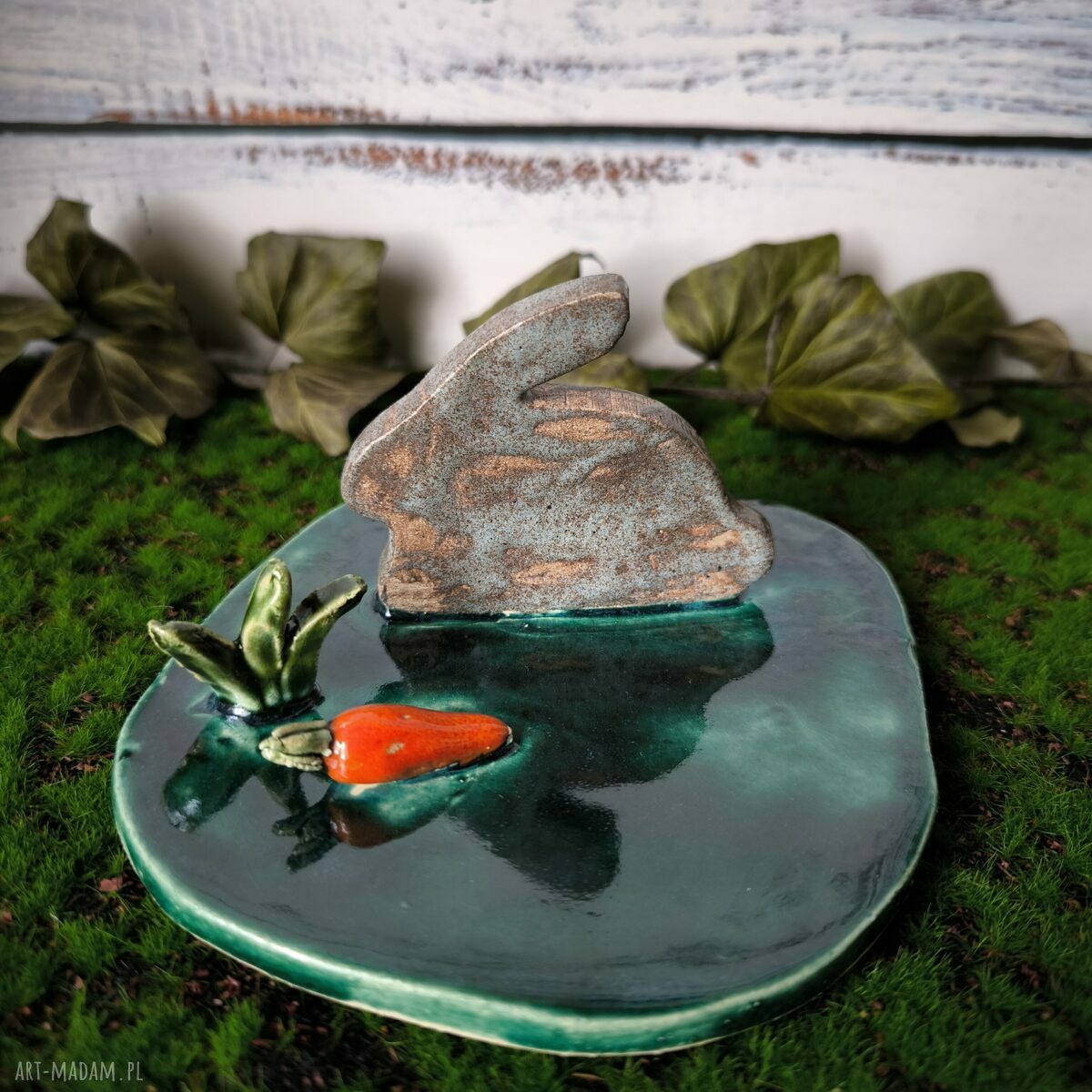 Zajączek z marchewką - ceramiczna miniatura ręcznie lepiona na Wielkanoc
