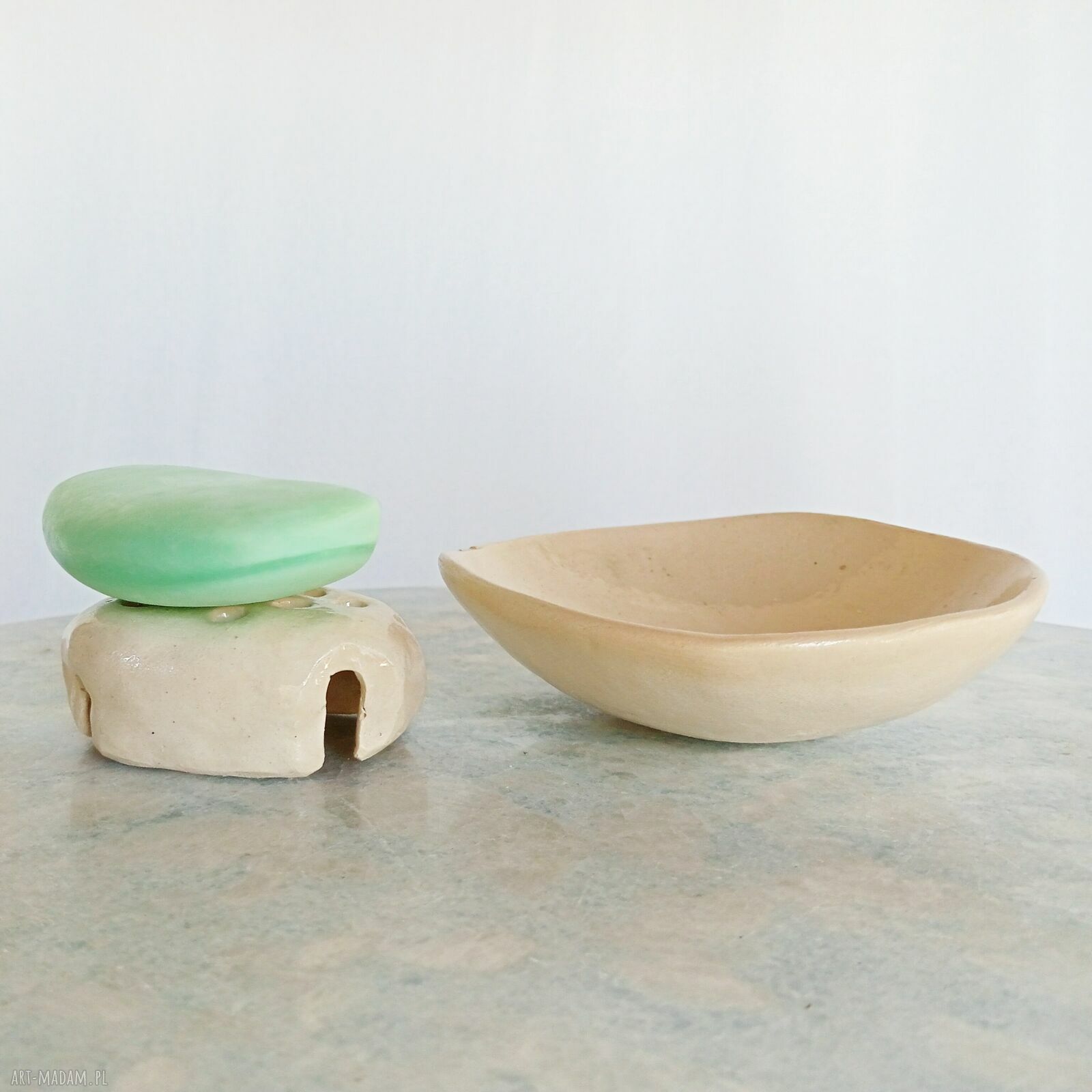 Minimalistyczna ceramiczna mydelniczka handmade z tacką
